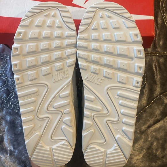 New Nike - Picture 3 of 4